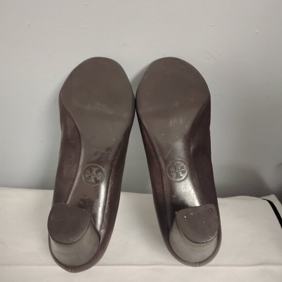 ❤️TORY BURCH Brown Leather Gold Logo Front Pumps Shoes Sz 7 - Picture 6 of 9